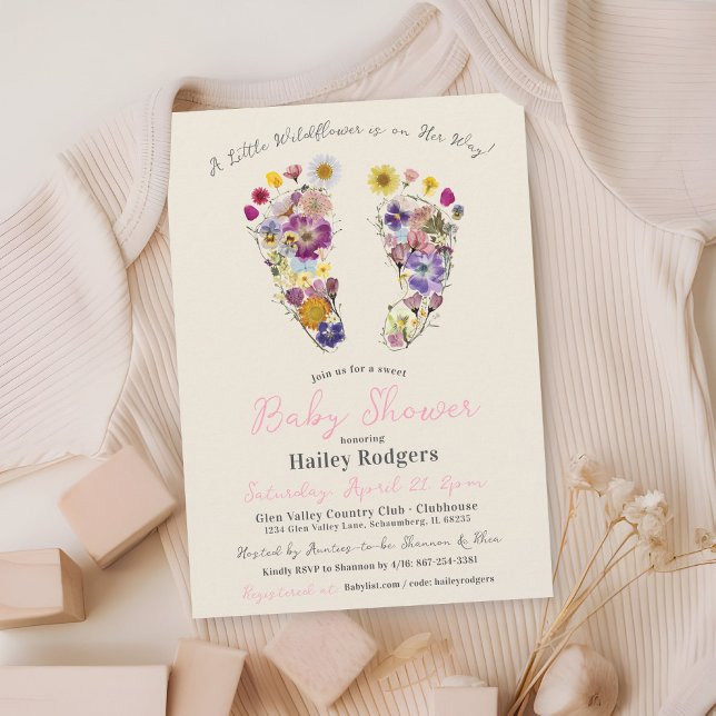 Invitación Huellas de flores silvestres Beige Baby Shower (Little Wildflower Baby in Bloom beige pink gingham floral footprints baby girl shower invitation)