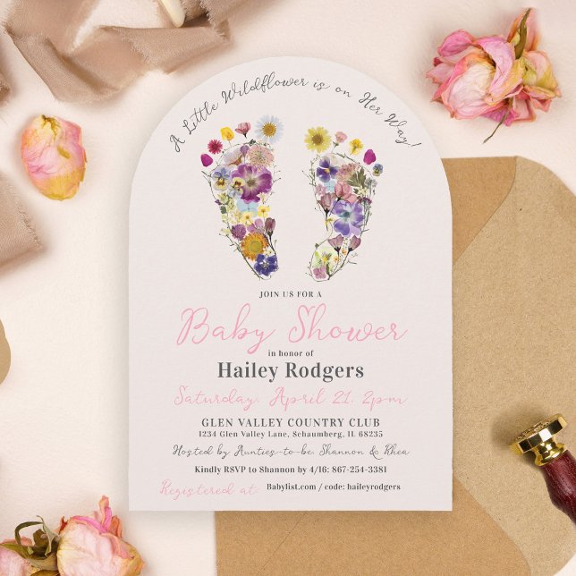 Invitación Huellas de flores silvestres cúrgenes Arco Baby Sh (A Little Wildflower Is On Her Way Pressed flower Footprints pink girl baby shower arch invitation)