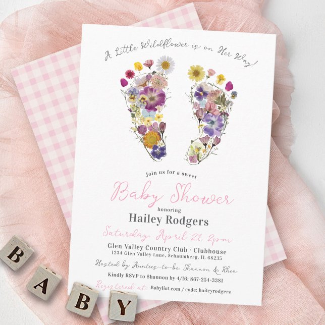 Invitación Huellas de flores silvestres ducha de bebé florida (A Little Wildflower Is On Her Way Cute Floral Footprints Pink Girl flower Baby Shower Invitation)