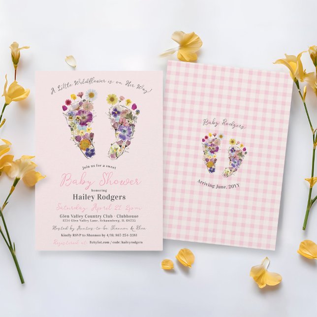 Invitación Huellas de flores silvestres presionadas para bebé (Cute pink gingham flower footprints A Little Wildflower Baby Girl Shower floral feet invitation)