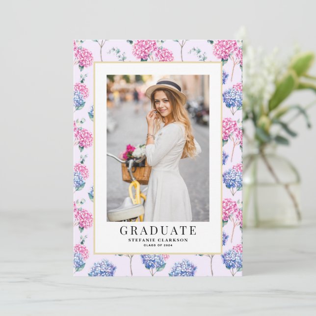 Invitación Hydrangeas rosa y azul Graduación floral Foto (Anverso de pie)