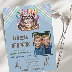 Invitación imagen de mapache de la fiesta de cumpleaños azul