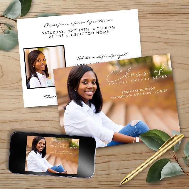 Invitación Imagen de un guión de graduación elegante y modern (Modern Elegant Graduation Script Photo Invitations with Digital Download)