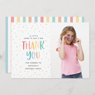 Invitación imagen divertida bajo arcoiris colorida gracias