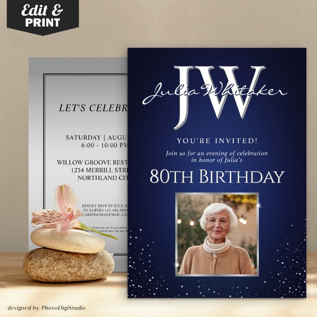 Invitación Iniciales personalizados Elegante Blue Silver 80 c (Custom Initials Elegant Blue Silver 80th Birthday Invitation)