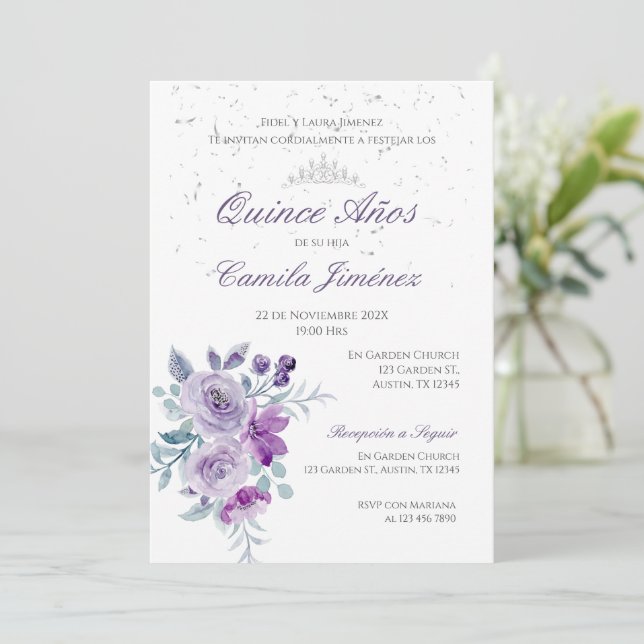 Invitación Invitación floral púrpura de Quinceaner (Anverso de pie)