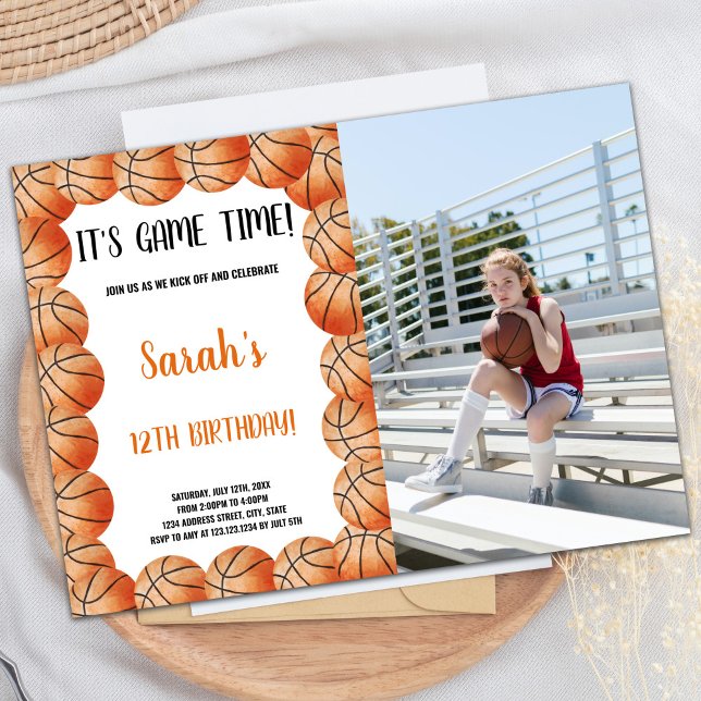Invitación Invitan a Fiesta deportivo personalizado para niño (Basketballs Orange Round Birthday Invitations phot)