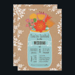 Invitación Jar de mason rústico con flores en papel de artesa<br><div class="desc">Esta colección de invitaciones a la boda incluye un rústico tarro de albañil dibujado a mano lleno de flores sobre un fondo de papel artesanal. Un borde de hojas le da un toque exterior, lo que lo hace perfecto para bodas de primavera y verano. El color de fondo se puede...</div>