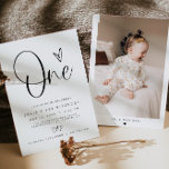 Invitación JOLIE Modern Minimal Boho 1er cumpleaños Foto<br><div class="desc">Esta invitación para su primer cumpleaños cuenta con un moderno y divertido tipo de letra manuscrita, un diseño sencillo con un bonito corazón y un costado fotográfico. Edite todos los colores y *la mayoría* de la redacción para satisfacer sus necesidades. Esta invitación de cumpleaños es perfecta para el boho neutral...</div>