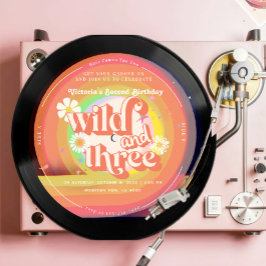 Invitación Joven arcoiris salvaje de tres Groovy