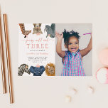 Invitación Joven rosa Wild y tres Safari foto de cumpleaños<br><div class="desc">Animales de safari amables y divertidos, tema de la invitación a la fiesta de tercer cumpleaños con ilustracion de animales de safari de jirafa, leopardo de las nieves, rinoceronte, león, elefante y cebra. El texto dice "joven, salvaje y tres". Perfecto para una fiesta de cumpleaños de chica. Puedes añadir la...</div>