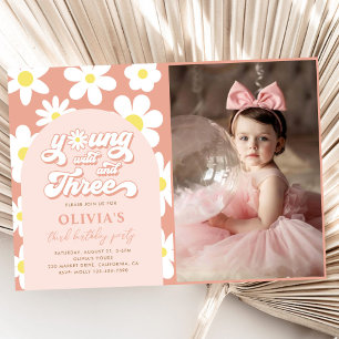 Invitación Joven salvaje y tres Boho Daisy foto de tercer cum