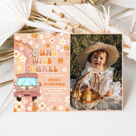 Invitación Joven y salvaje tres retro arcoiris foto de tercer