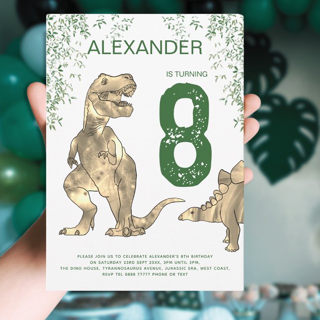 Invitación Jóvenes de la fiesta de cumpleaños de la jungla de (Dinosaur Jurassic jungle 8th birthday party invitation with fun T-Rex stegosaurus and green foliage )