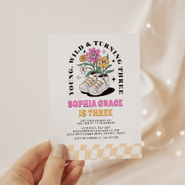 Invitación Jóvenes salvajes tres Groovy Daisy tercer cumpleañ