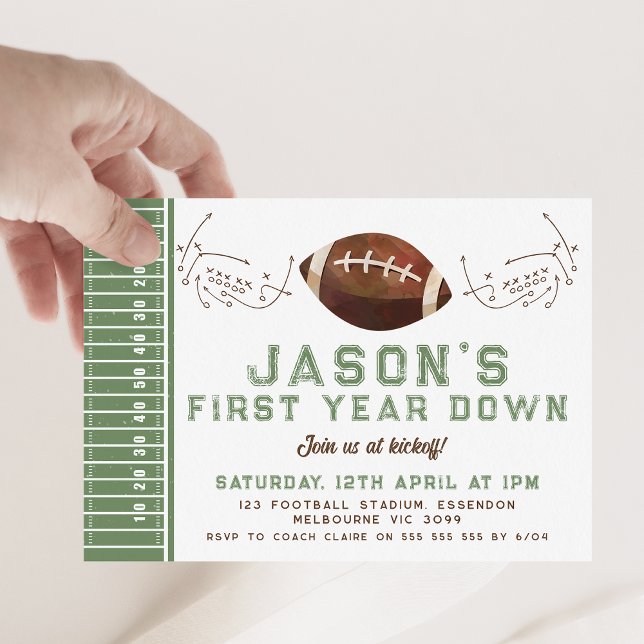 Invitación Juego de Fútbol Green Brown Jugar 1er cumpleaños (Football themed 1st birthday invitation for baby boy. First Year Down Football Birthday Invitation.)
