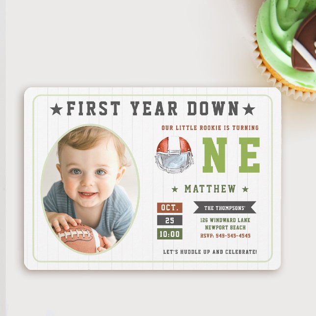 Invitación Juego de fútbol primer año abajo primer cumpleaños (first year down football birthday invitation photo sports boy green boy 1st party invite cute)
