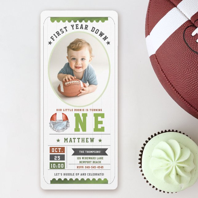 Invitación Juego de fútbol Ticket Sports Photo Boy Primer cum (first year down football birthday invitation photo sports ticket boy green boy 1st party card)