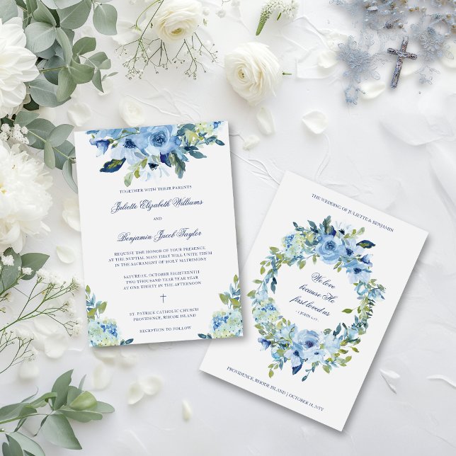 Invitación Juliette Dusty Blue Floral Católica Boda (Dusty blue, floral Catholic wedding invitation with Bible verse on back for an elegant vintage look)