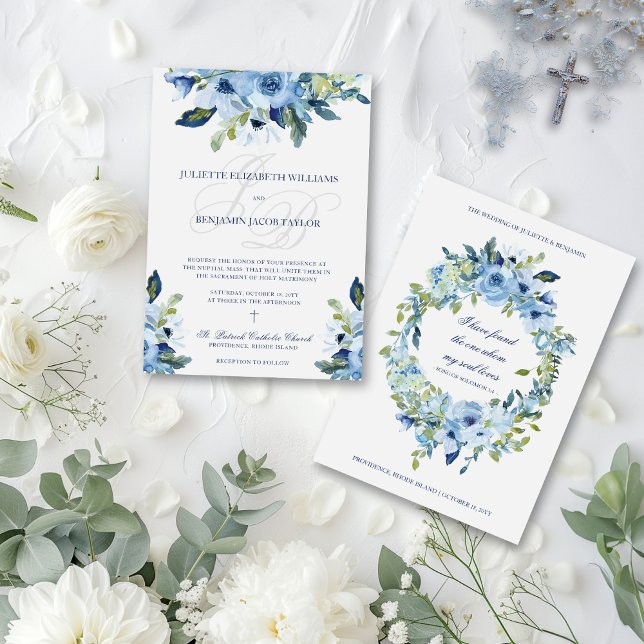 Invitación Juliette Dusty Blue Floral Católica Boda Invita (Elegant Catholic wedding invitation with dusty blue watercolor flowers and monograms)