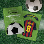 Invitación Kids Soccer Burgundy Blue Birday Party<br><div class="desc">Invitaciones a fiestas de cumpleaños temáticas de fútbol con fondo de campo de fútbol verde,  una camisa deportiva de rayas azules y borgoñas con tu nombre y número,  una pelota de fútbol y una plantilla moderna de fiesta.</div>