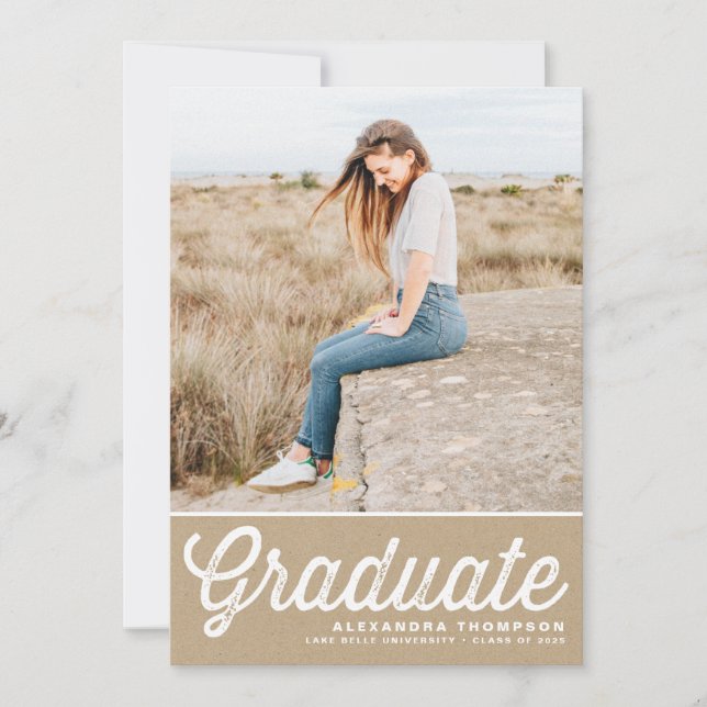 Invitación Kraft Paper Retro negrita Tipografía Foto Graduaci (Anverso)
