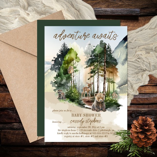 Invitación La aventura rústica de Woodland espera a su joven  ("adventure awaits" with this rustic woodland bear and forest animals boy baby shower design.)