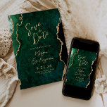 Invitación La boda del guión del ágata verde esmeralda salva<br><div class="desc">Esta elegante boda ahorra la fecha presenta una imagen de fondo de un batido de color verde esmeralda adornado con un falso purpurina de oro. El texto del personalizable combina la escritura a mano moderna de color dorado, el copperplate y las tipografías cursivas. El reverso presenta un diseño coordinado de...</div>