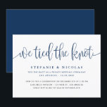 Invitación La Caligrafía Azul De La Marina Amarramos Al Boda<br><div class="desc">¡Nos atamos el nudo! Anuncie su matrimonio con la familia y amigos con esta sencilla y elegante invitación nupcial. Presenta caligrafía caprichosa azul marino con tipografía clásica. Personalice agregando nombres,  fecha,  dirección y otros detalles. Esta invitación a la boda es perfecta para cualquier temporada y tema de boda.</div>