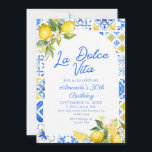 Invitación La Dolce Vita Italiana Lemon elegent 30 cumpleaños<br><div class="desc">Celebre con estilo esta elegante invitación de cumpleaños "La Dolce Vita",  perfecta para cumpleaños adultos. Con sus azulejos mediterráneos de moda en tonos azules,  blancos y amarillos,  sus delicadas ramas de limón y sus suaves tonos neutros,  este diseño combina la elegancia moderna con el encanto italiano.</div>