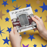 Invitación La fiesta de cumpleaños de los autos clásicos retr<br><div class="desc">¡Antiguo pero clásico y tan bueno como nuevo! Un tema vintage del automóvil para el clásico que celebra su cumpleaños o su jubilación. Personalízalo con tu propio texto o haz clic en el botón "Personalizar" para ir a la herramienta de diseño donde puedes cambiar el tipo de letra, el tamaño,...</div>
