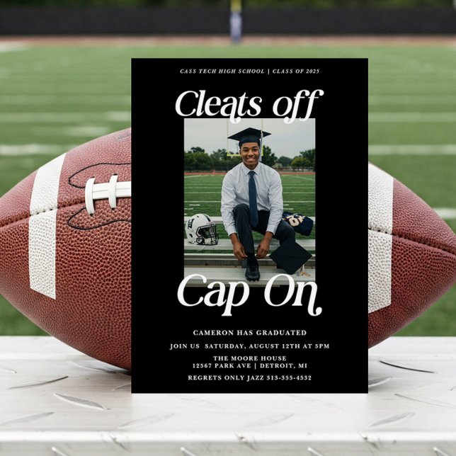 Invitación La graduación del atleta limpia la tapa de (Athlete Graduation Invitation. Cleats off Cap on.)