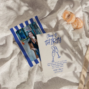 Invitación La mano retro congregó a 30 años para el cumpleaño