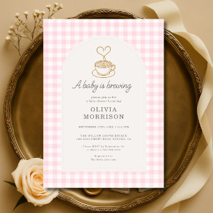 Invitación La niña está preparando café Baby Shower a cuadros