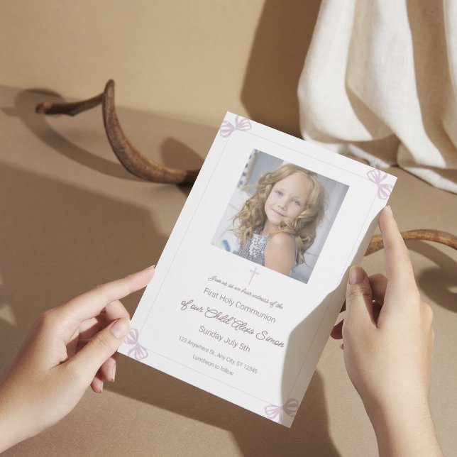 Invitación La primera comunión sagrada es el arco rosa y el b (2)