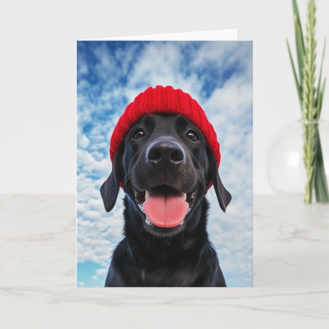 Invitación Labrador feliz en una Beanie Roja bajo un cielo az (Anverso)