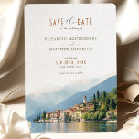 Invitación Lago Como Italia Salven La Fecha Destino Invitati<br><div class="desc">Esta impresionante tarjeta boda save-the-date cuenta con un hermoso ilustracion acuático del emblemático lago de Como en Italia. Los tranquilos azules y verdes del lago se complementan con una tipografía elegante y fluida que anuncia la fecha del boda y otros detalles importantes justo delante de la tarjeta. Perfecto para parejas...</div>