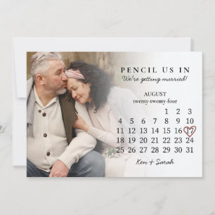 Invitación Lápiz con el calendario Save the Date August 2024