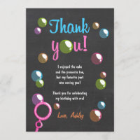 Las burbujas le agradecen cardar tiza de la chica