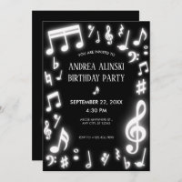 Las notas musicales brillan en el oscuro cumpleaño
