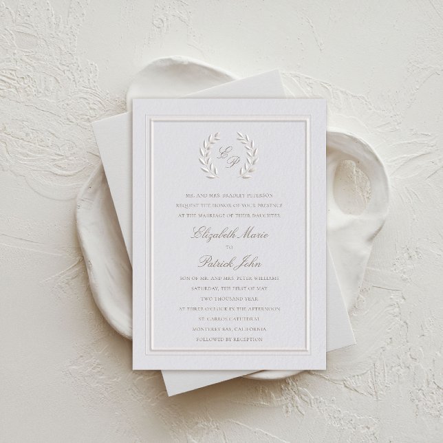 Invitación Laurel Wreath Escudo Marco Boda formal clásico (formal traditional wedding invitation laurel crest monograms double frame ivory cream faux embossed)