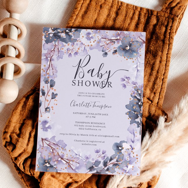Invitación Lavanda de moda dorada acuarela floral ducha de be (Gold chic lavender floral watercolor baby shower invitation on light lavender)