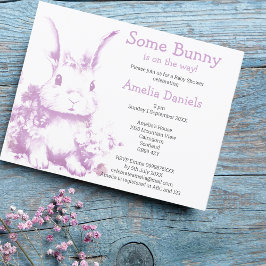Invitación Lavender Un conejo viene Baby Shower