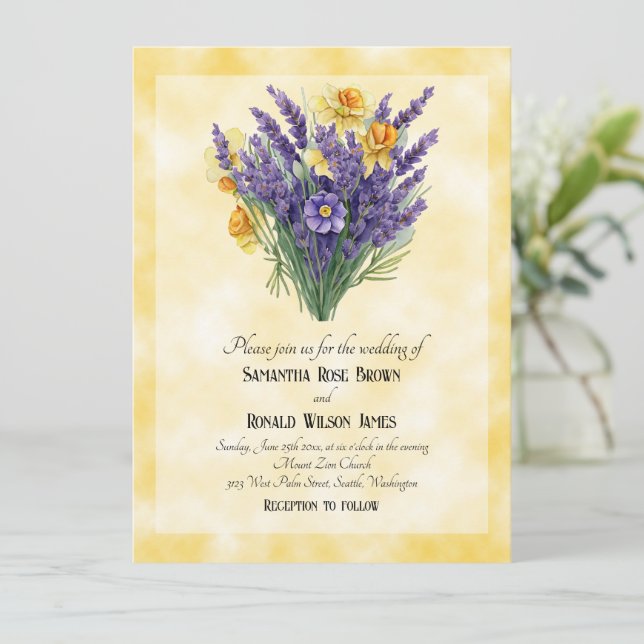 Invitación Lavender y Daffodis en el Boda de fondo amarillo (Anverso de pie)
