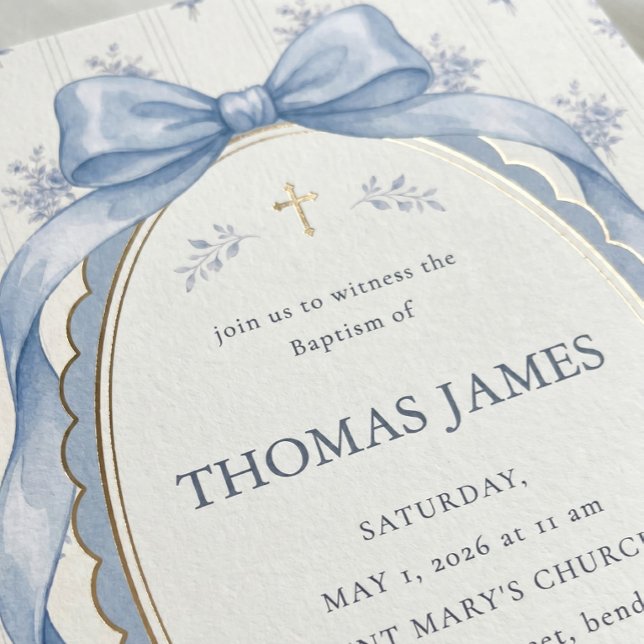 Invitación Lazo de cinta de toile azul polvoriento elegante p (Vintage Blue Ribbon Boys Baptism Invitation with Elegant Gold Cross)
