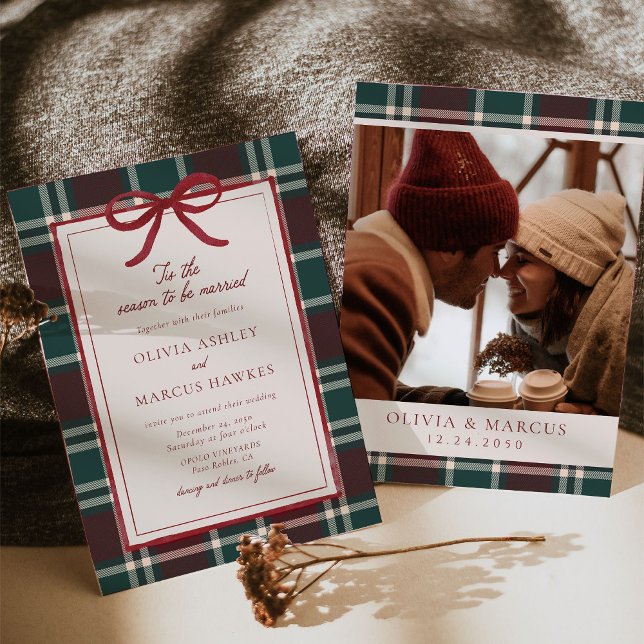 Invitación Lazo de Navidad de Cuadro Burgundy Verde Boda (Burgundy green plaid Christmas wedding invitation with red bow, classic winter holiday design.)