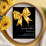 Invitación Lazo dorado negro Sweet 16<br><div class="desc">Un clásico fondo negro,  decorado con un gran lazo dorado. Personaliza y añade un nombre y detalles de la fiesta.</div>