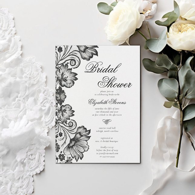 Invitación Lazo floral blanco negro Moda formal ducha de novi (formal traditional bridal shower invitation black lace elegant modern classic calligraphy)