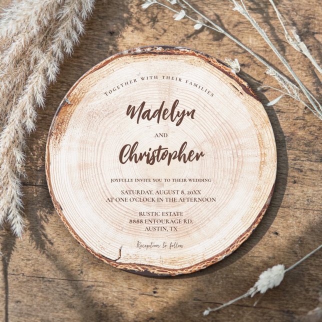 Invitación Letra a mano para boda rústica Rebanada de madera  (Unique round wedding card with a rustic wood cut slice background.)