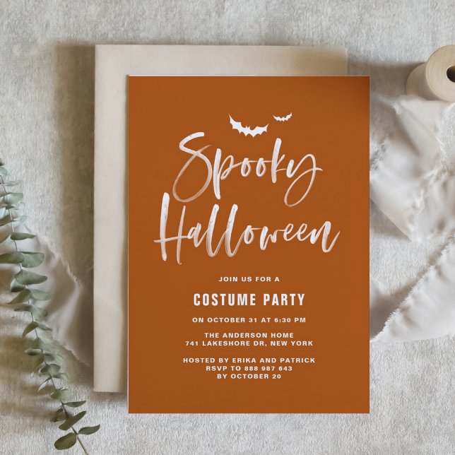Invitación Letras de broche de broche de Halloween para Naran (Spooky Halloween party invitation with white brush lettering on burnt orange background.)